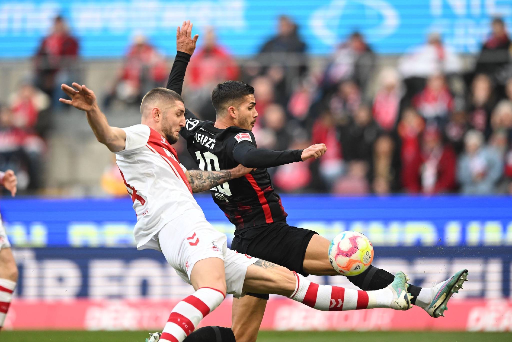 阿贾克斯全胜,埃因霍温劲敌难敌 阿贾克斯全胜,埃因霍温劲敌难敌