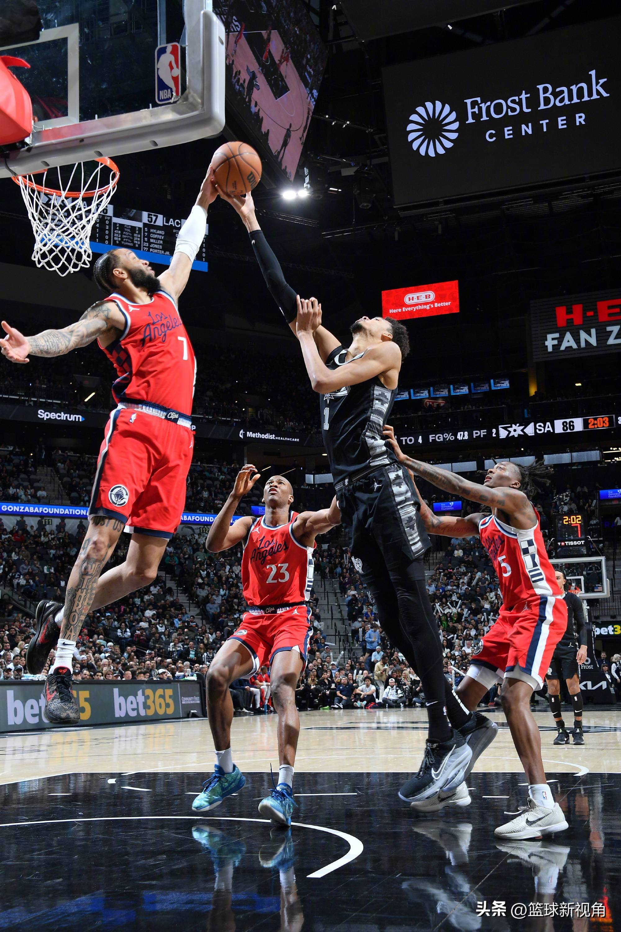 快船后卫受伤,球队阵容再次遭遇打击 快船后卫受伤,球队阵容再次遭遇打击