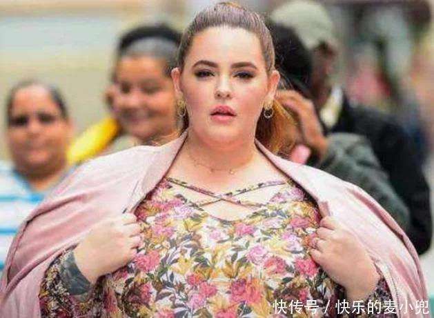 看客们陶醉在球场上,疯狂的欢呼声传遍全场! 看客们陶醉在球场上,疯狂的欢呼声传遍全场!