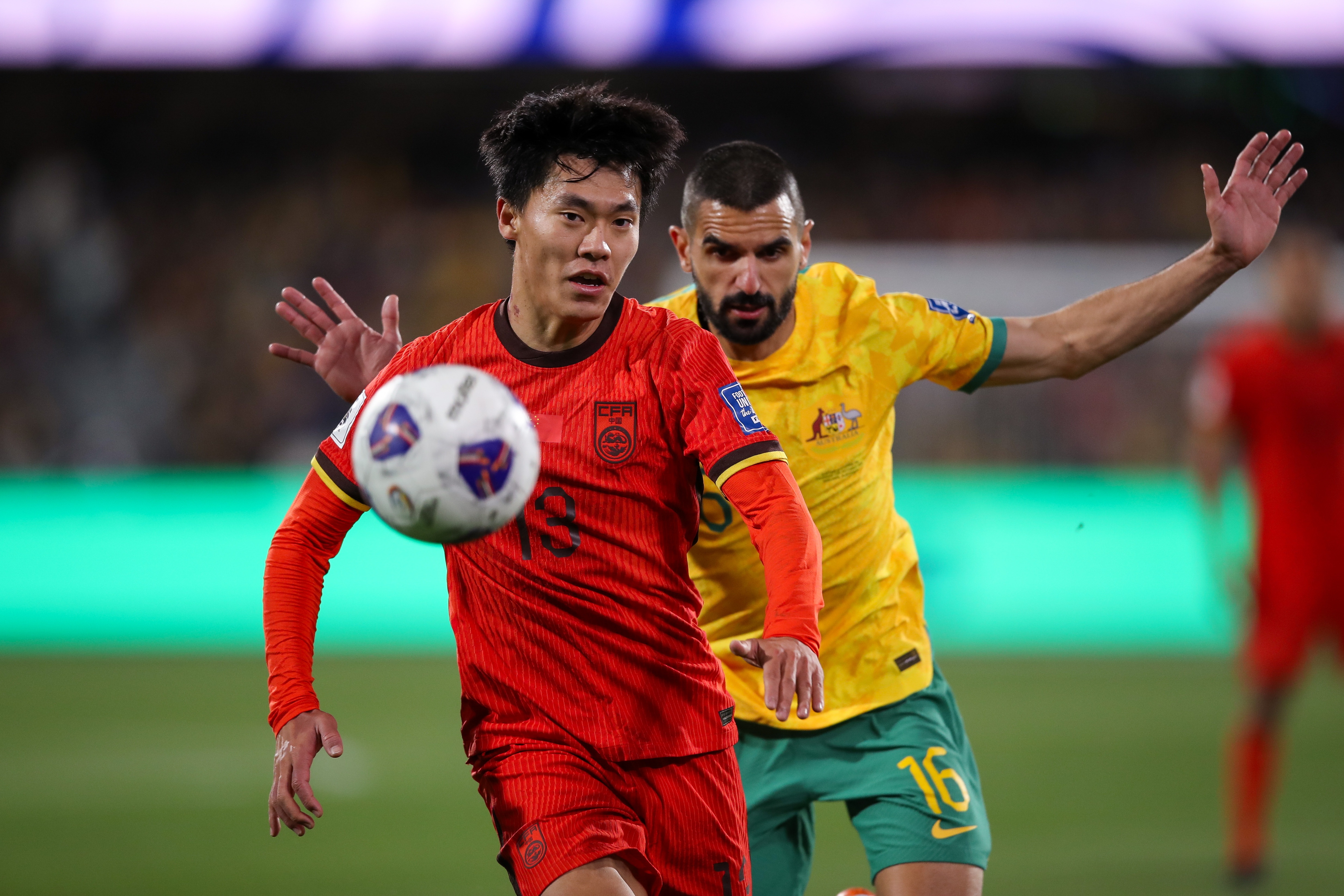 足球场上热血澎湃,球员拼搏不止 足球场上热血澎湃,球员拼搏不止