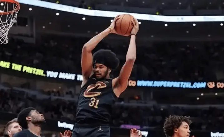 米切尔复出首战,连续三场30+状态火爆,全明星入选成为焦点! 米切尔复出首战,连续三场30+状态火爆,全明星入选成为焦点!